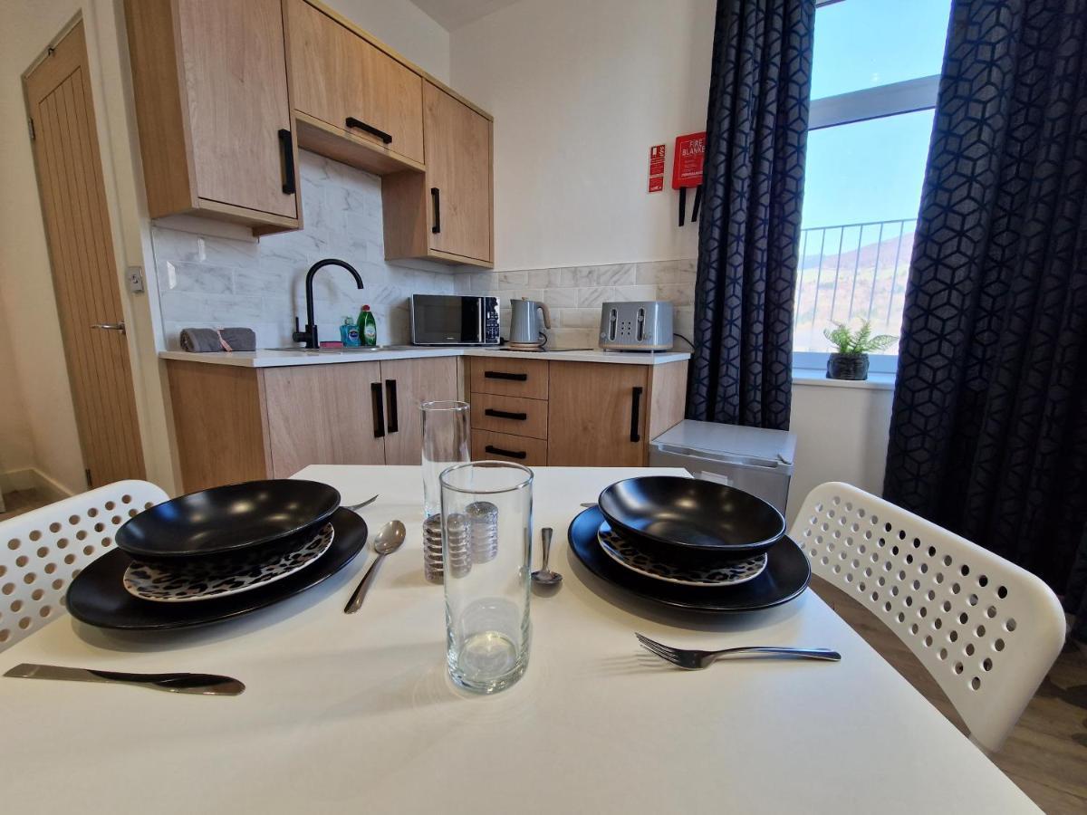 Flat 2, Modern Studio Apartment, Tynte Hotel, Mountain Ash Quakers Yard ภายนอก รูปภาพ