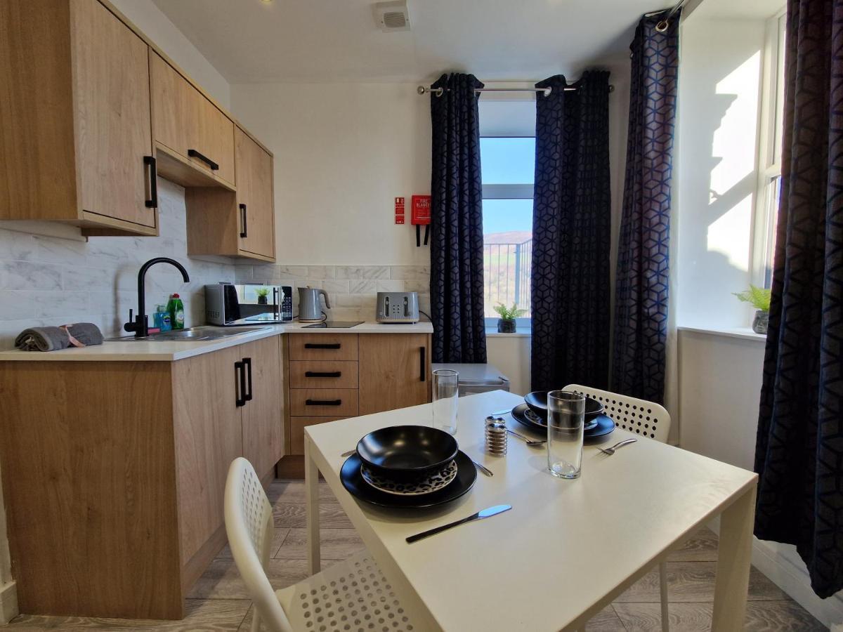 Flat 2, Modern Studio Apartment, Tynte Hotel, Mountain Ash Quakers Yard ภายนอก รูปภาพ